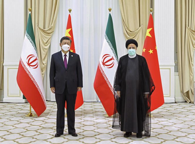 Chinese President Xi Jinping and Iranian President Ebrahim Raisi at the Shanghai Cooperation Organization summit in Samarkand, Uzbekistan, September 16, 2022. 