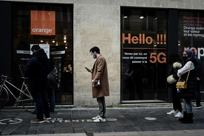 In front of an Orange store, in Bordeaux, in February 2021. 