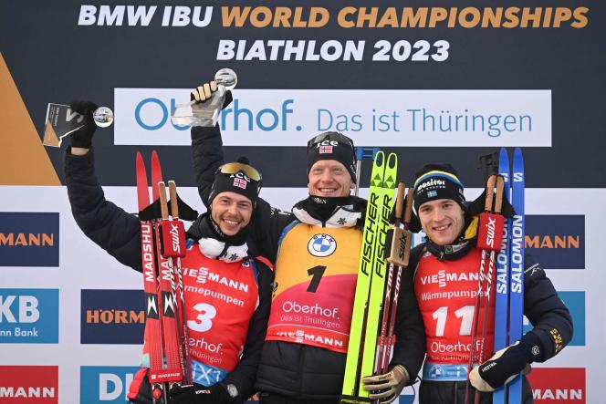 The Norwegian Johannes Boe celebrates his victory in the pursuit (12.5 kilometers), Sunday February 12, during the Oberhof Worlds (Germany), alongside his compatriot Sturla Holm Lægreid (left) and the Swede Sebastian Samuelsson.