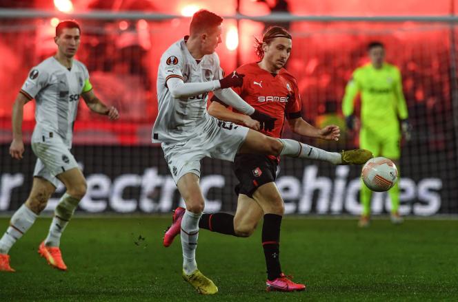 Chakhtar Donetsk midfielder Artem Bondarenko (white jersey, in the foreground) in the fight with Rennais Lovro Majer, February 23, 2023, in Rennes.