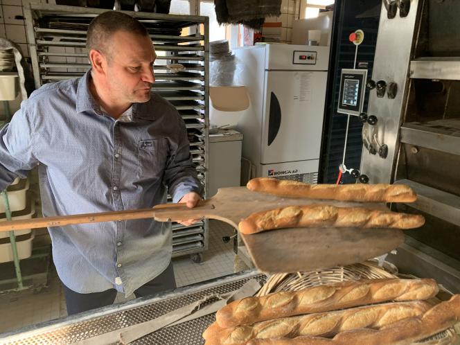 Laurent Rottier, based in Dissay-sur-Courcillon (Sarthe) since 2008, now gets up earlier, at 3 a.m., to benefit longer from the off-peak rate and reduce his production costs.