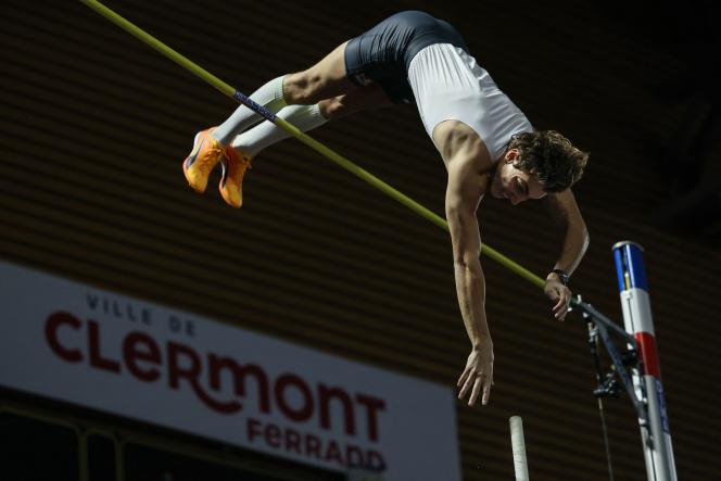 Armand Duplantis during his successful test at 6.22 m at the All Star Perche meeting, in Clermont-Ferrand, on February 25, 2023.