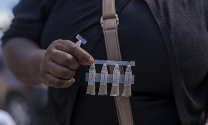 At the Ndirande Health Center in Blantyre, southern Malawi, on November 16, 2022. To address the global shortage of cholera vaccines, the World Health Organization (WHO) has recommended reduced vaccination to one dose , against two usually, to be able to protect more people.