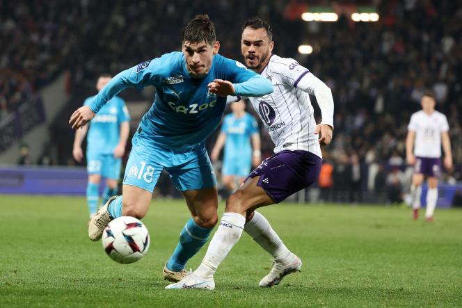 The Ukrainian midfielder of Olympique de Marseille, Ruslan Malinovsky (blue jersey), dribbles the Chilean defender of Toulouse, Gabriel Suazo, on February 19, 2023, in Toulouse.