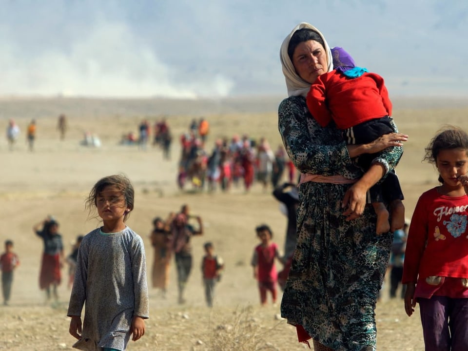 Yazidis flee from IS in 2014