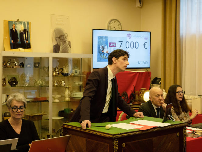 Master auctioneer Baptiste Portay, during the auction of Pierre Mauroy's objects, at the Hôtel Alliance, Couvent des Minimes, in Lille, on February 22, 2023.