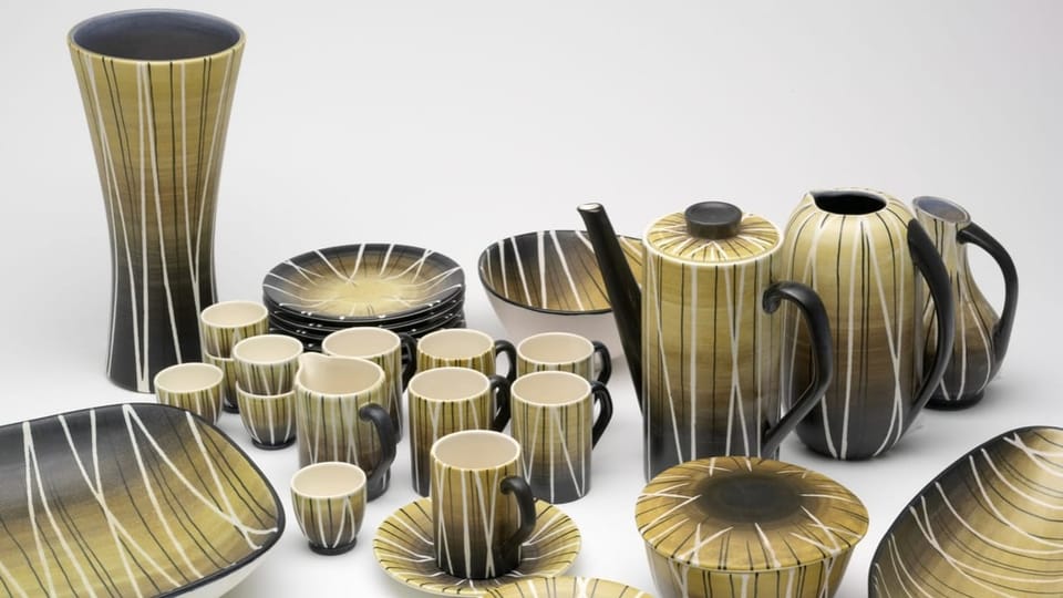 Mocha service with wool thread decoration, consisting of cups, coffee pots, vases and plates.