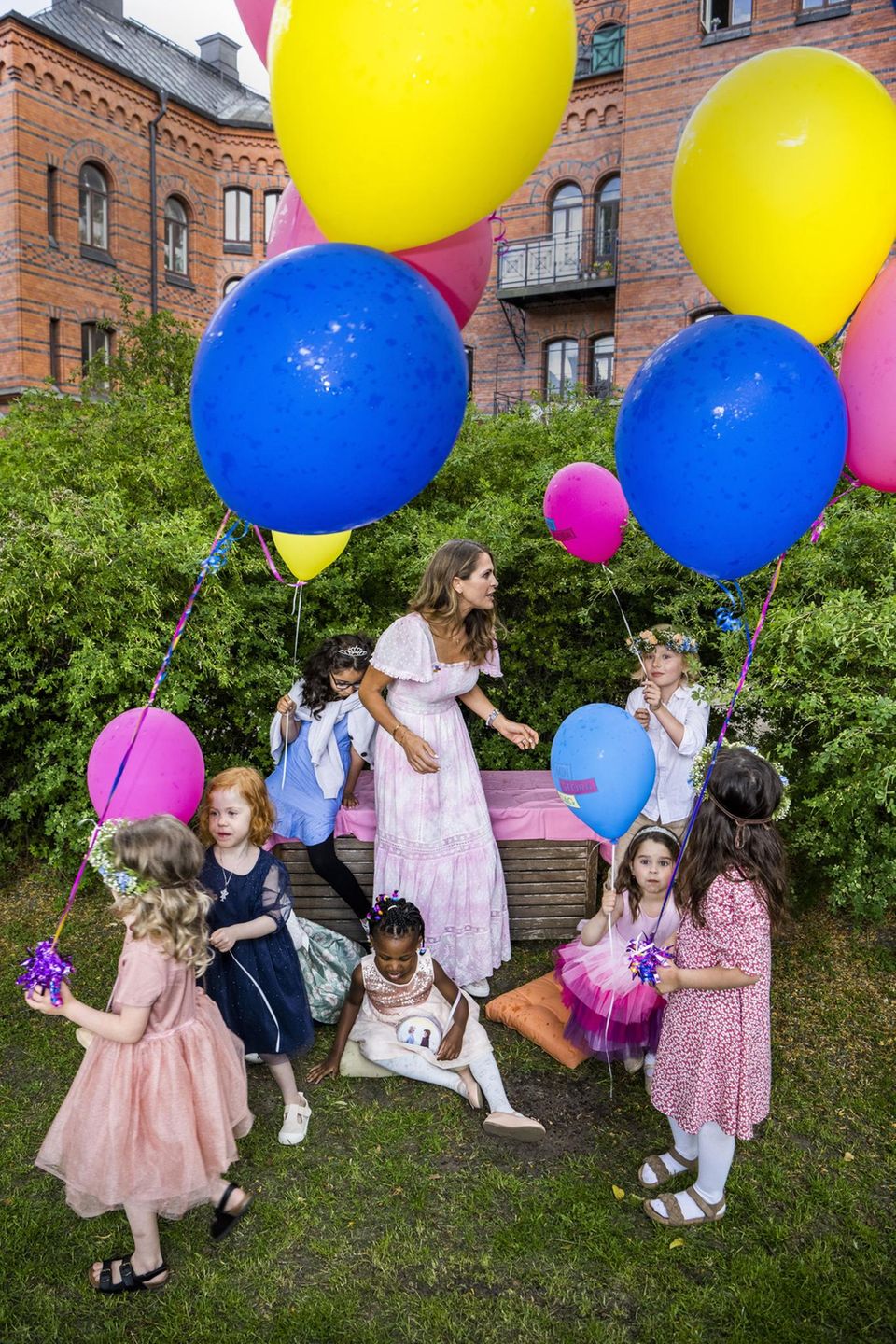 In June 2022, Princess Madeleine spent with the charity "Min Stora Dag" (eng.: "my big day"), which gives seriously ill children a zest for life, a wonderful day in the beautiful garden of the royal stables.