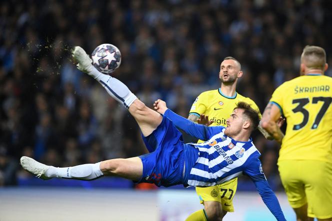 Unsuccessful volley attempt for the Spanish player of Porto, Toni Martinez, against Inter, March 14, 2023.