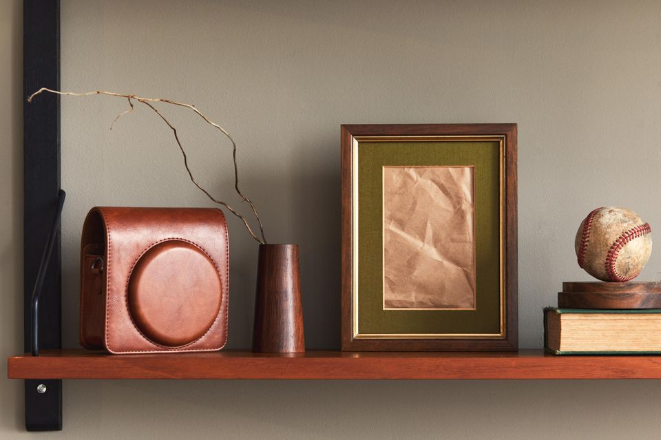 Decorate the shelf: wall shelf with decorative objects