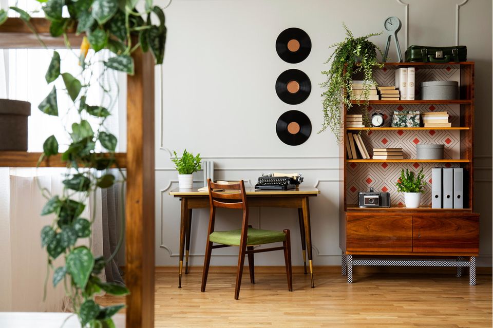 Decorate shelf: desk and standing shelf