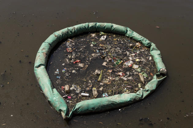 A floating enclosure where the waste is deposited, on November 15, 2022, in Buenos Aires.