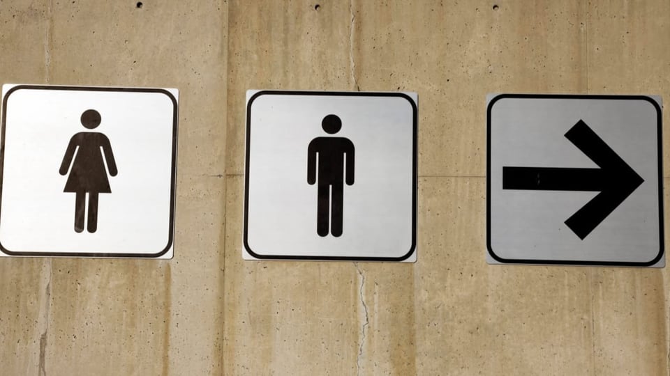 Signs indicate where the toilets for women and men are located.