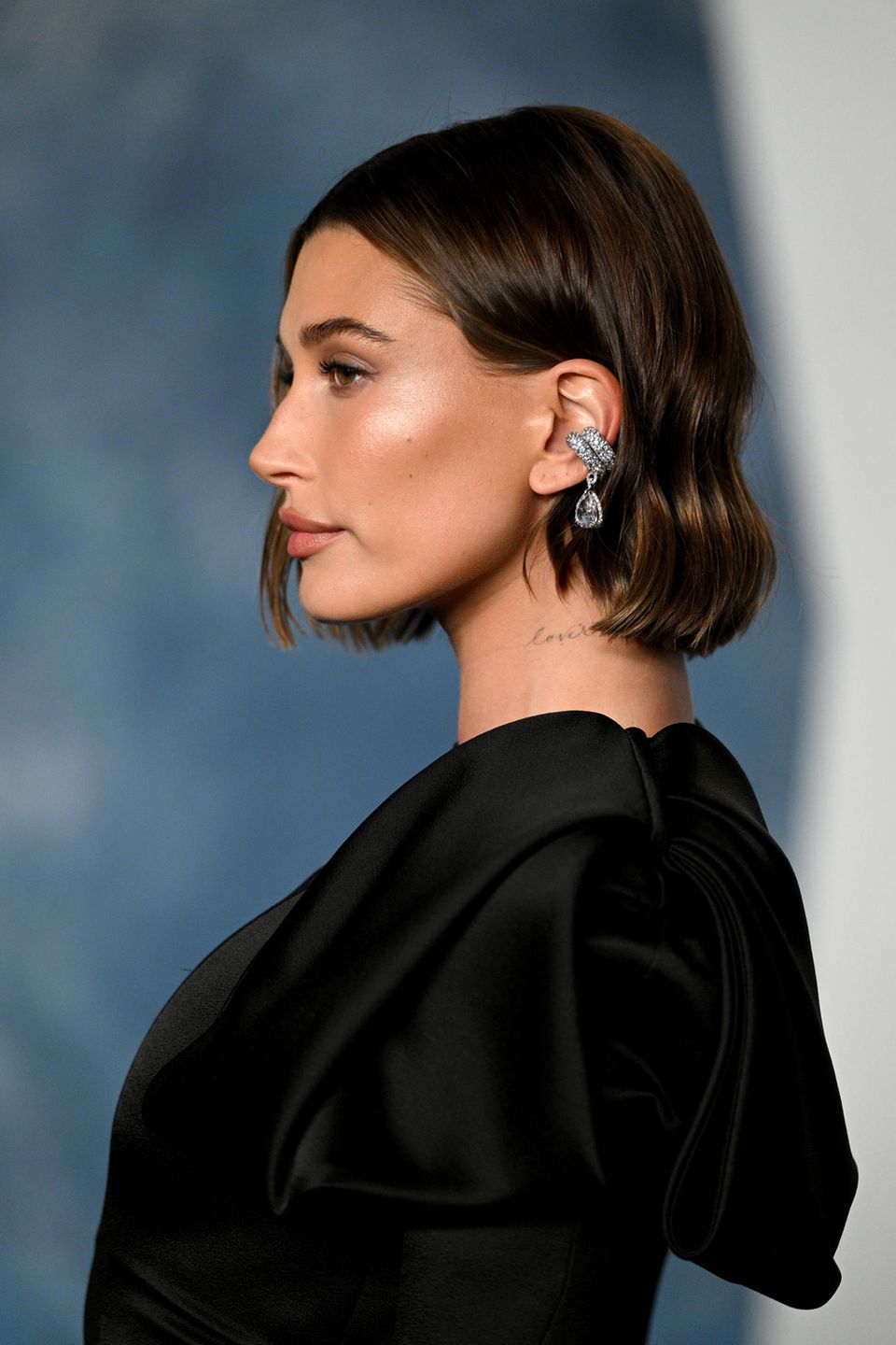 It girl Hailey Bieber adorns herself with two XXL ear cuffs in the trend color silver for Oscar night.