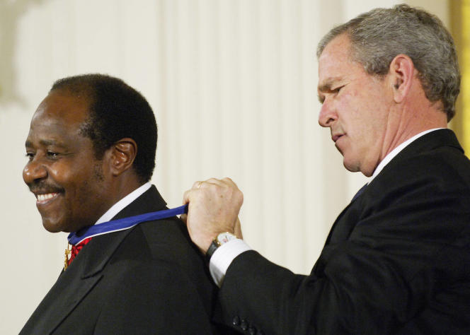 Paul Rusesabagina decorated by the President of the United States, George W. Bush, on November 9, 2005, at the White House in Washington.