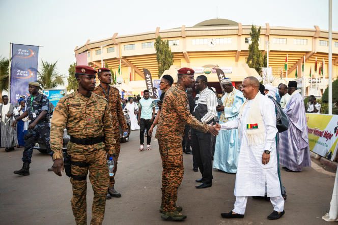 On February 25, 2023, before the opening ceremony of the festival, in front of the Palais des sports in Ouagadougou, an officer of the Burkinabe army welcomes a member of the Malian delegation, whose country is guest of honor for this edition.