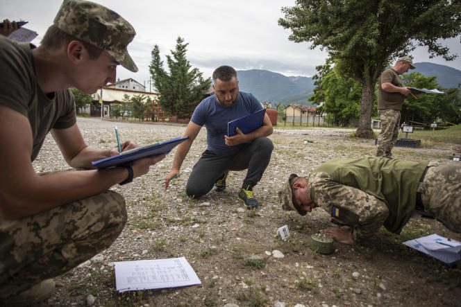 Ukrainian army deminers during training in Pec (Kosovo), June 9, 2022.