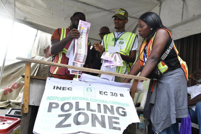 In Lagos, members of the Independent National Commission of Nigeria (INEC) mobilized for the counting of votes during the election of state governors, March 18, 2023.