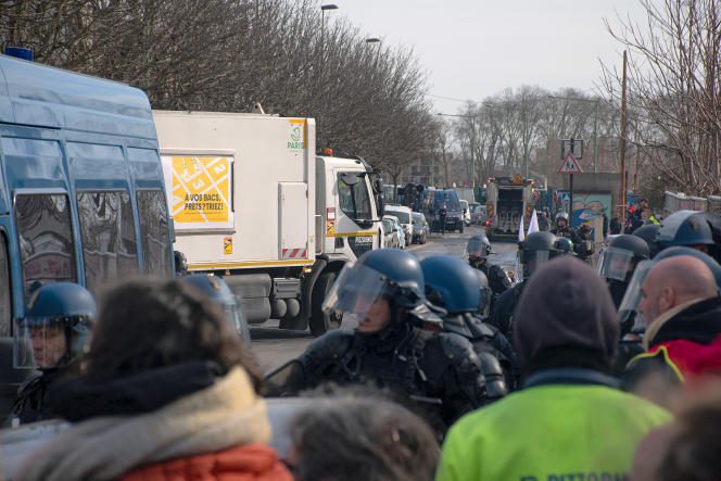 CRS intervention at the Pizzorno company depot in Vitry-sur-Seine, blocked by strikers on March 16.