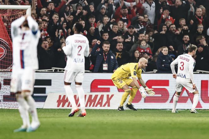 Lyon goalkeeper Rémy Riou and his teammates react to a missed penalty during the match between LOSC and Olympique Lyonnais (OL), at Stade Pierre-Mauroy, in Villeneuve-d'Ascq (Nord), on 10 March 2023.