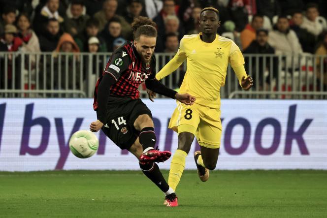 Niçois Billal Brahimi in a duel with Sheriff Tiraspol player Mouhamed Diop, during the Europa League Conference match in Nice, March 16, 2023. 