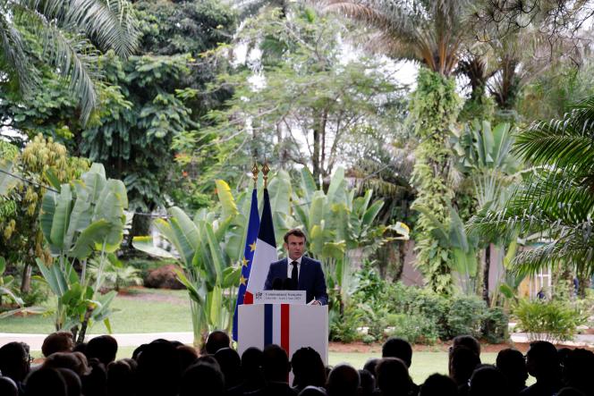 Emmanuel Macron in front of the French community at the residence of the French ambassador, in Libreville, Gabon, on March 2, 2023, before flying to Angola where he will make a half-day visit on March 3 . 