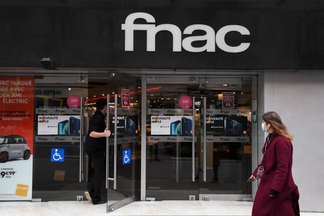 In a Fnac in Paris, October 30, 2020, the first day of a second national confinement aimed at curbing the spread of Covid-19.