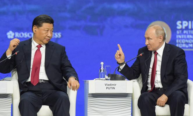 Chinese President Xi Jinping and Russian President Vladimir Putin meet at the International Economic Forum in St. Petersburg, Russia, June 7, 2019. 