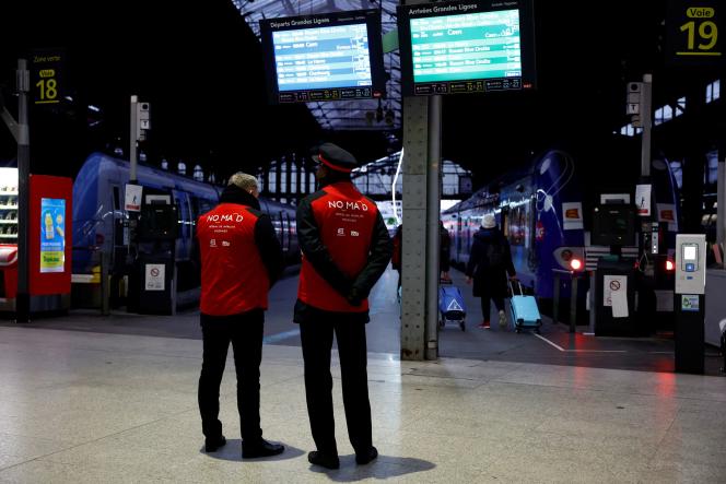 SNCF agents at Saint-Lazare station in Paris during the demonstration on Tuesday January 31, 2023 against the pension reform.
