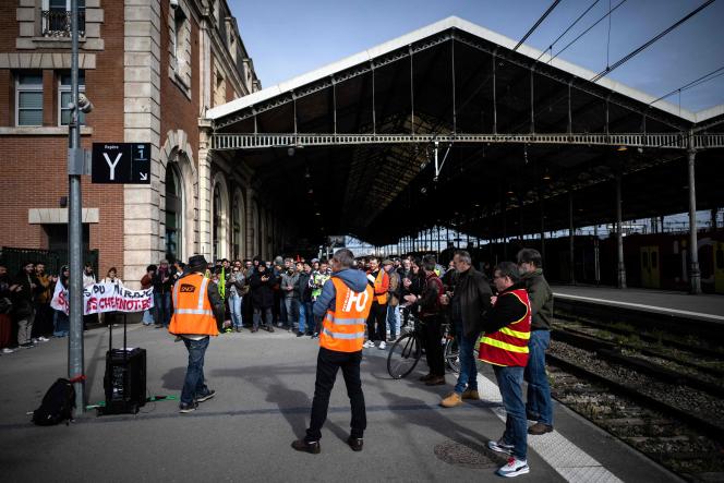 A general assembly of strikers at the Matabiau station in Toulouse on March 7.