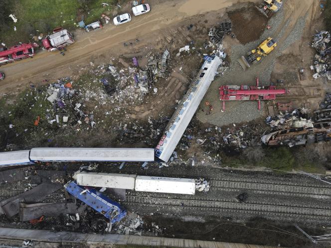 The wreckage of trains lies on the tracks, on March 3, 2023 in Tempé, near Larissa, the day after the deadliest rail accident recorded in Greece.
