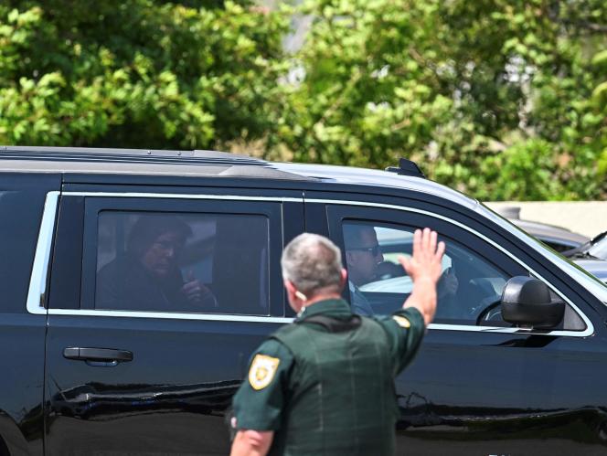 Donald Trump's motorized convoy upon arrival at Palm Beach International Airport on April 3, 2023, in Florida.  A policeman salutes him, the former president responds with a thumbs up.