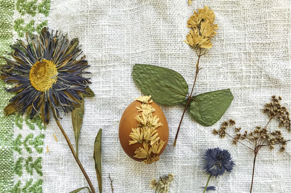 Make Easter eggs: Easter egg decorated with a dried flower