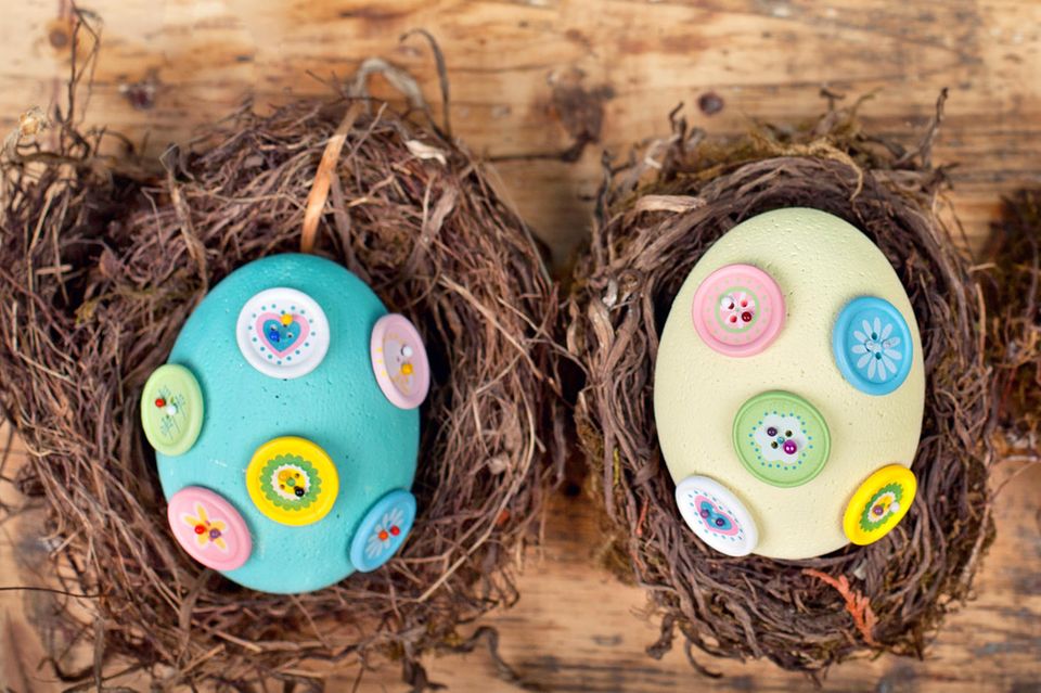 Design Easter eggs: Easter eggs decorated with buttons