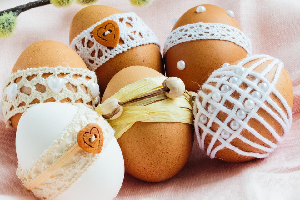 Design Easter eggs: Easter eggs with a lace border
