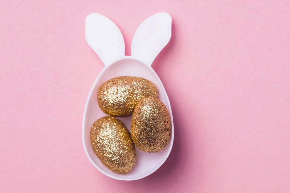 Make Easter eggs: glittery Easter eggs in a bunny-shaped bowl