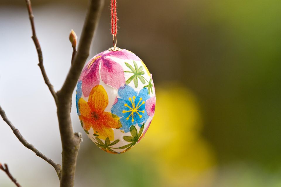 Make Easter eggs: Easter egg with floral decoration
