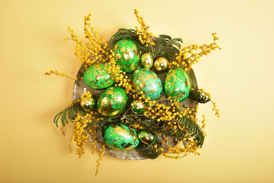 Make Easter eggs: basket with golden Easter eggs