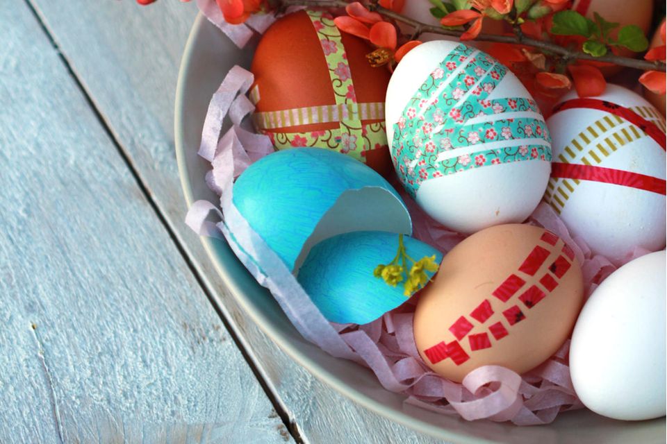 Design Easter eggs: Decorate Easter eggs with colorful tape
