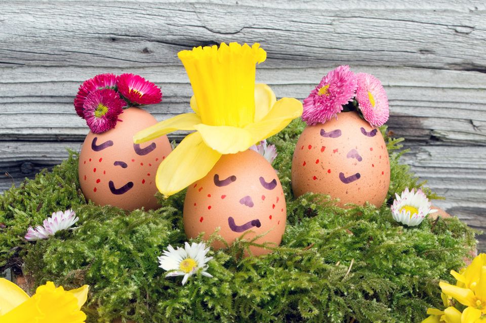Design Easter eggs: Easter eggs with faces and a flower hat