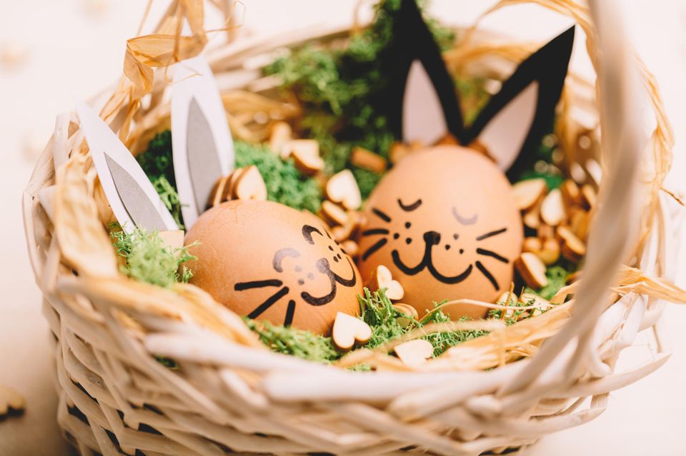 Design Easter eggs: Easter eggs as rabbits