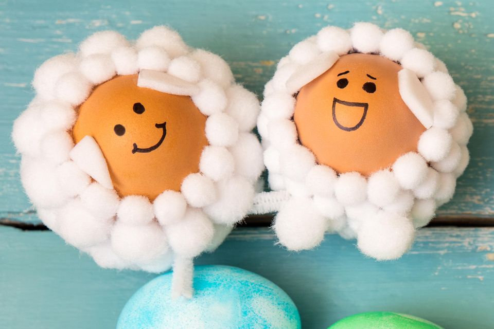 Make Easter eggs: sheep made of eggs