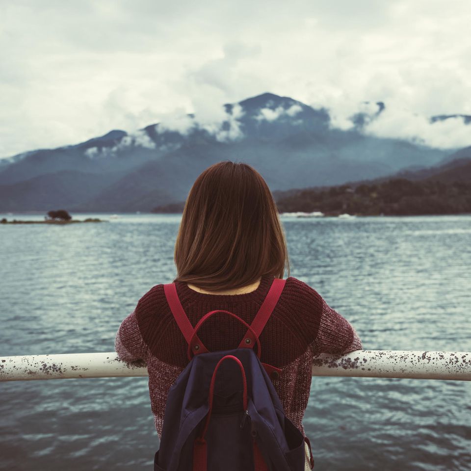 Woman looks at the sea: You can do these 5 things when you feel lonely