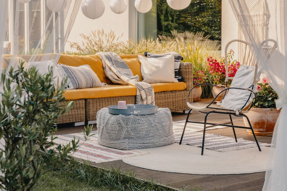 Decorate garden: terrace with furniture and textiles