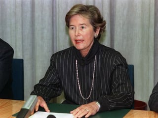 Federal Councilor Elisabeth Kopp, dressed entirely in black, announces her resignation.