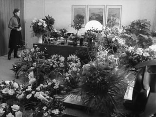 Elisabeth Kopp is standing in her office in a sea of ​​bouquets.