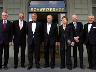 Elisabeth Kopp with former Federal Councilors in front of the Hotel Schweizerhof in Lucerne.