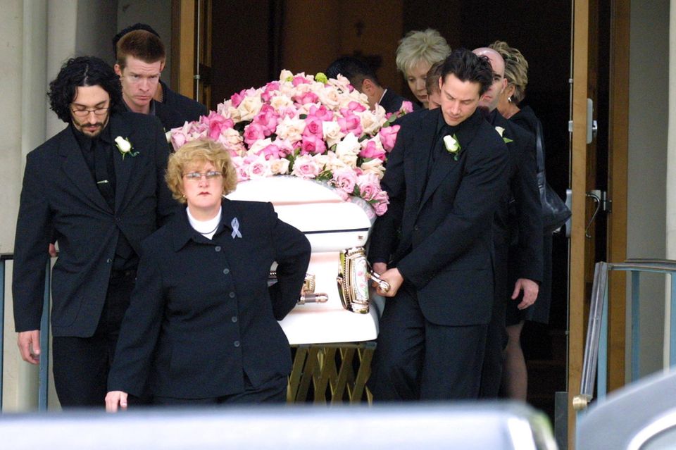 Keanu Reeves carried the coffin of his deceased partner Jennifer Syme († 28) on April 7, 2001 in Los Angeles.