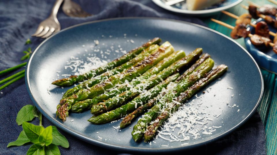 Prepare green asparagus: asparagus with parmesan on the plate