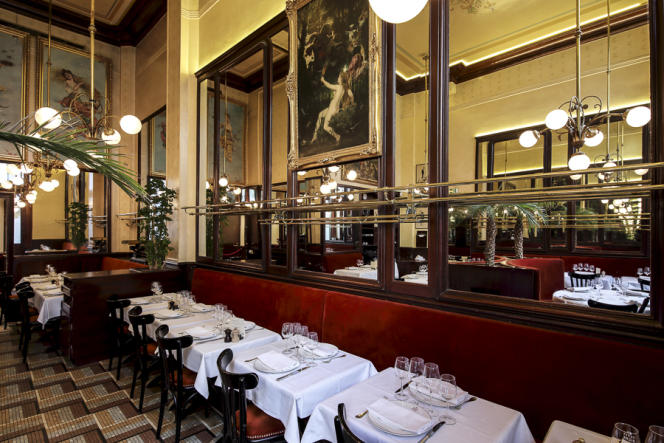 A historic landmark of Parisian catering, Au Petit Riche, located in the 9ᵉ arrondissement, displays its splendid Belle Epoque decor.